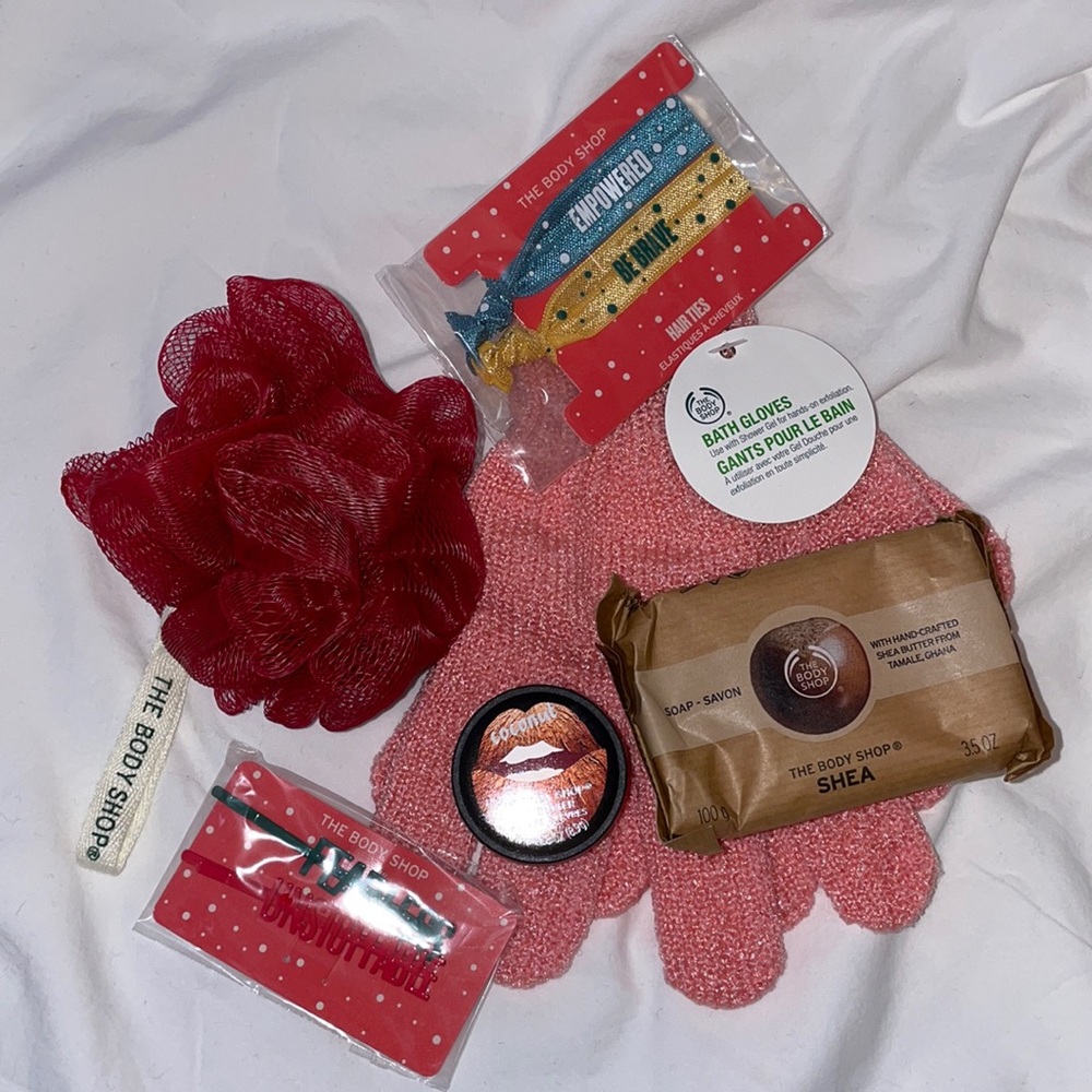 FWP - Body Shop Set - Bath gloves, soap, lip butter, etc